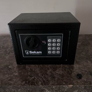 Sekam fire proof safe,it’s use to store any valuable items